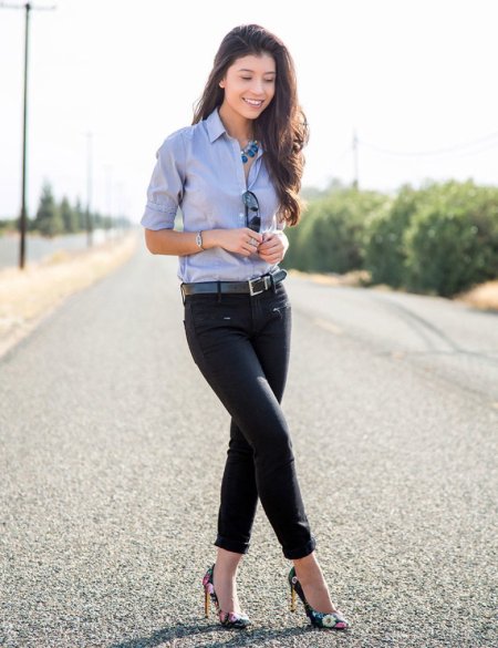 Девушка в джинсах