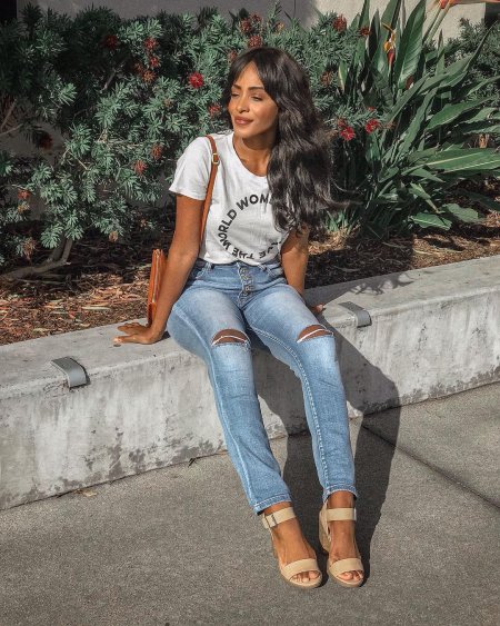 Белая футболка и джинсы