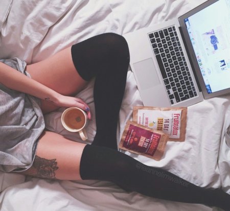 Девушка лежит в гольфах