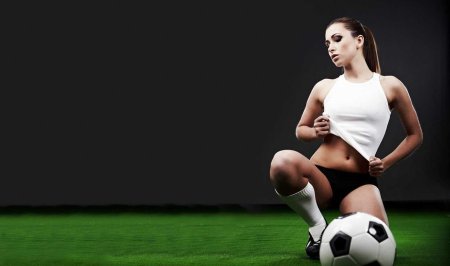 Девушка с футбольным мячом