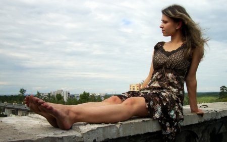 Сол Перес в платье босиком