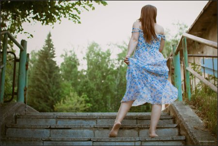 Босые девушки в сарафанах