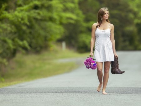 Девушка босиком