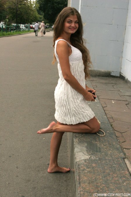 Красивые девушки босиком