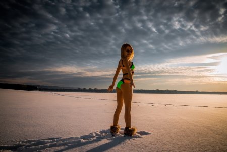 Девушка в купальнике Байкал