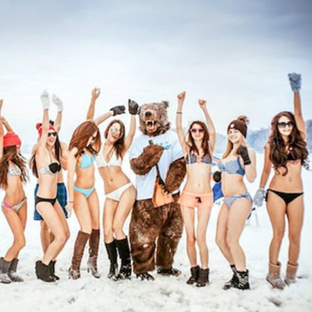 Вечеринка с девушками в купальниках