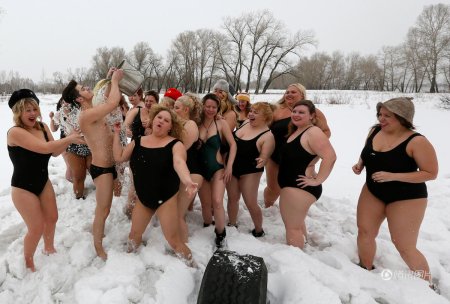 Толстухи в снегу