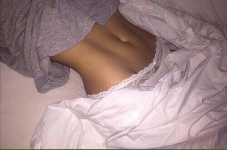 Женский живот лежа