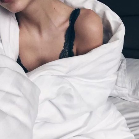 Тело девушки в постели