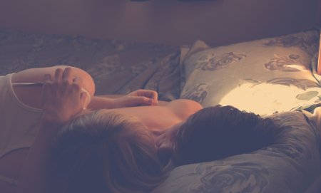 Девушка спит