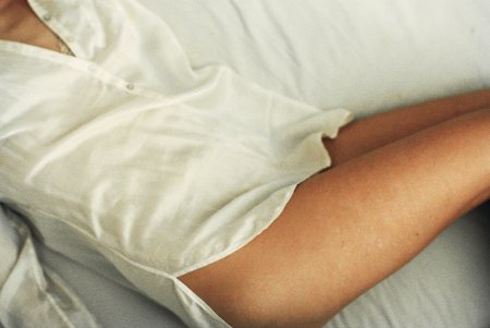 Ноги девушки в кровати