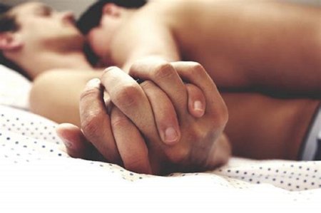 Обнимает в постели