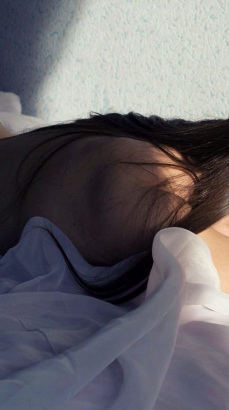 Девушка брюнетка в постели