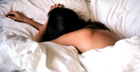 Девушка спит в кровати