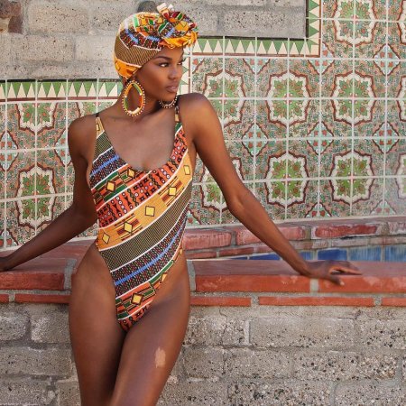 Красивые африканские девушки купальнику