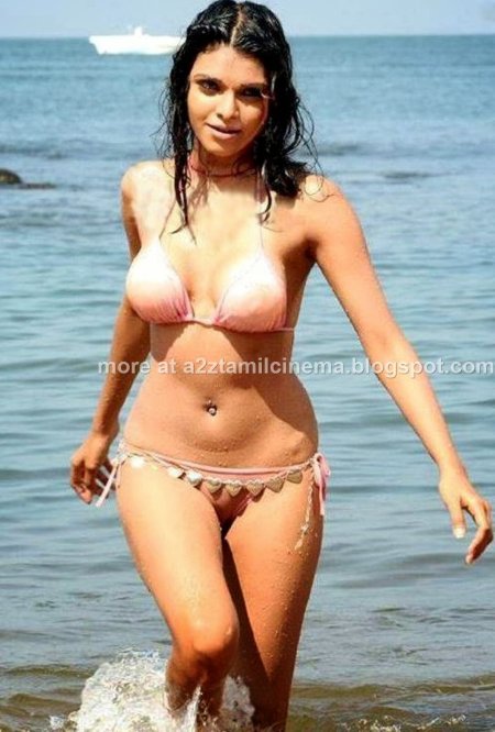 Шерлин Чопра в бикини