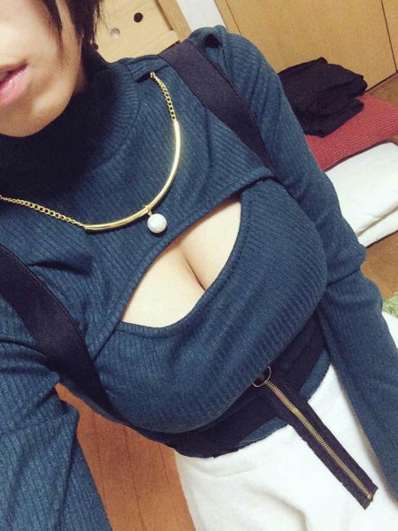 Кофта с большим вырезом