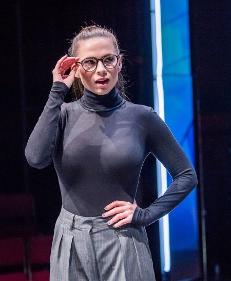 Хейли Этвелл свитер