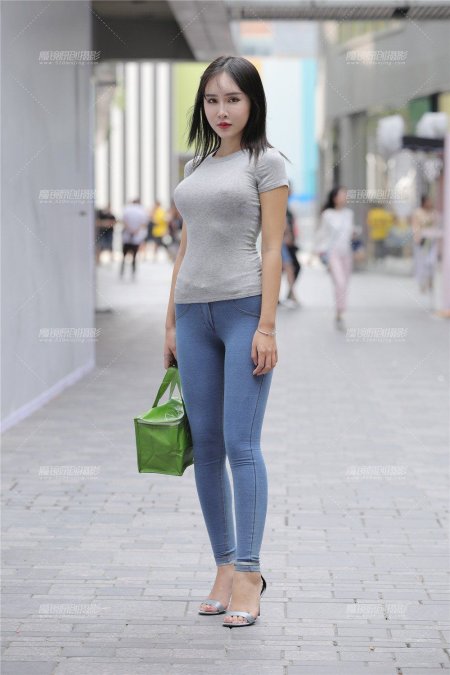 Красивые азиатки в джинсах