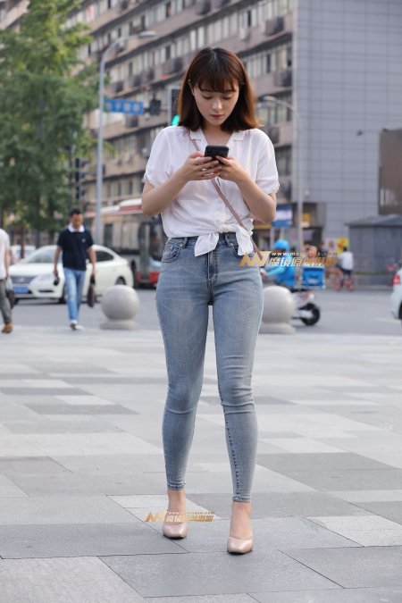 Азиатские девушки в брюках