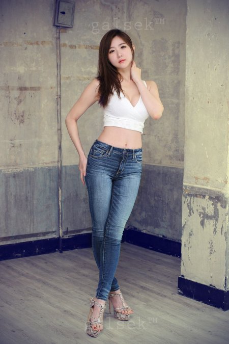 Японские девушки в джинсах