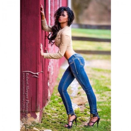 Виктория Хайновская в джинсах