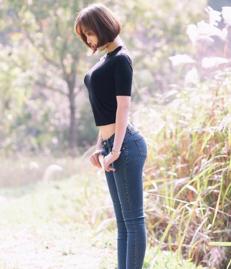 Красивая японка в джинсах