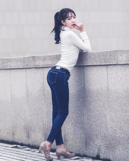 Азиатские девушки в джинсах