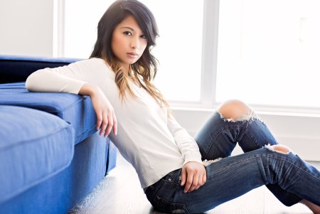 Красивые азиаточки в джинсах