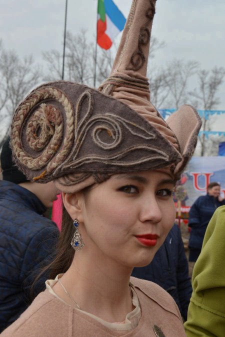 Головные уборы хакасских девушек