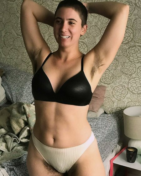 Волосатые дамы в купальнике