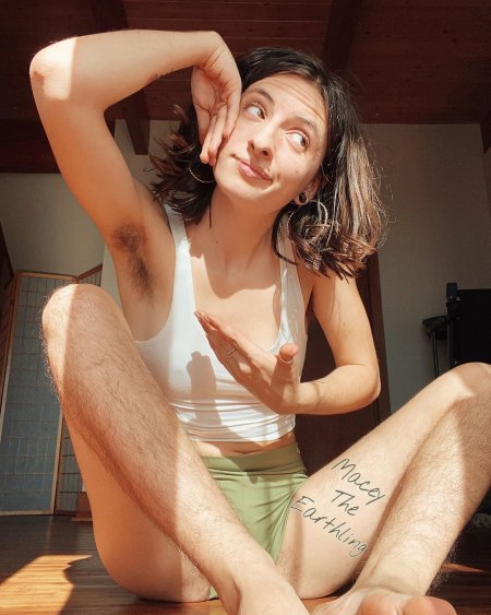 Девушка с не бритыми подмы