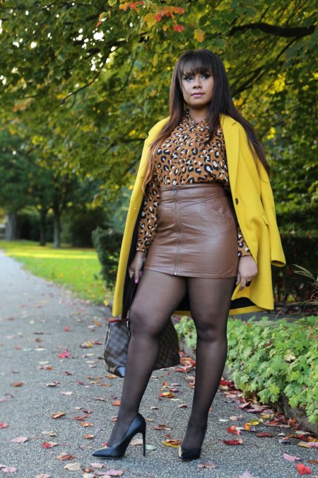 Полненькая девушка вьколготках