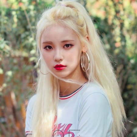 Кореянка с белыми волосами