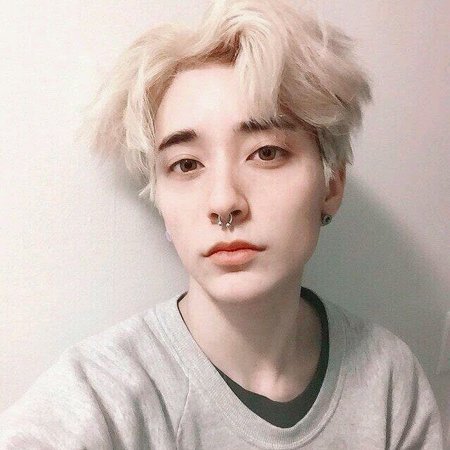 Кореец с белыми волосами парень