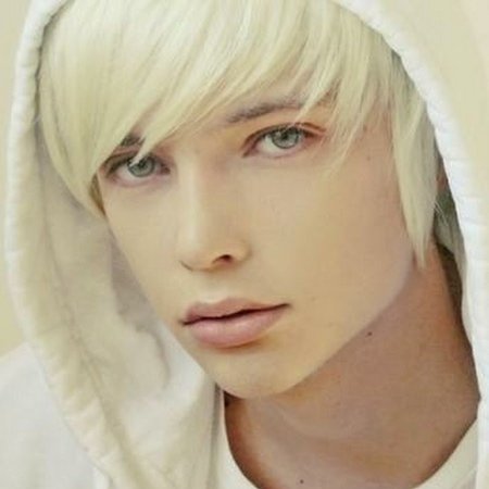 Мужчина блондин с голубыми глазами