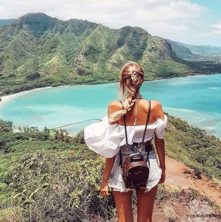 Девушка путешествует