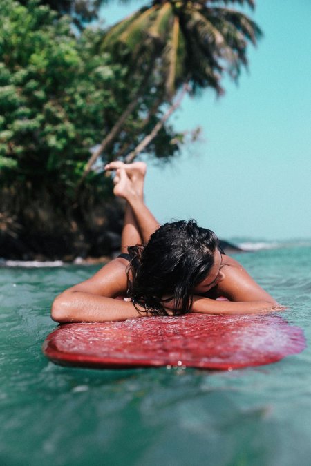 Красивая брюнетка на пляже