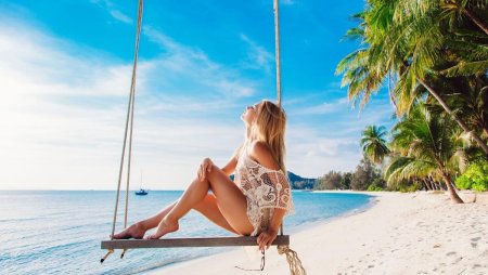 Качели на пляже