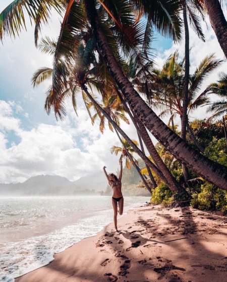 Пляж море пальмы девушки