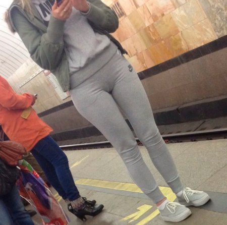 Обтягивающие лосины в метро