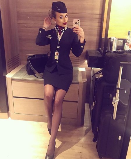 Девушка в костюме стюардессы