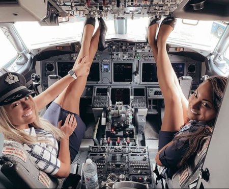 Девушка в кабине самолета