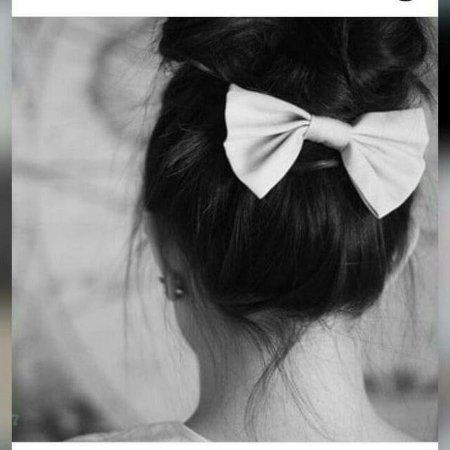 Девушка с бантом в волосах
