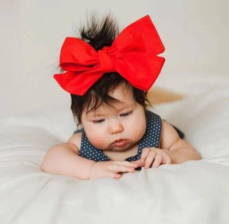 Девушка с красным бантом