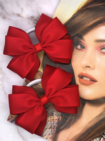 Красный бант в волосах