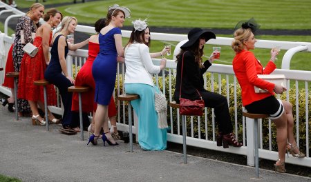 Девушки на скачках