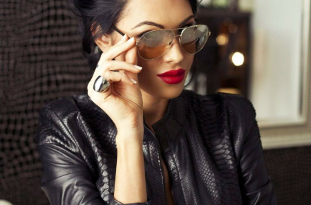 Красивая брюнетка в очках