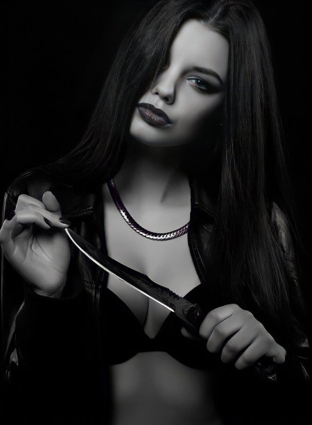 Стервозная брюнетка