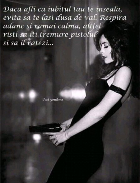 Девушка в черном платье